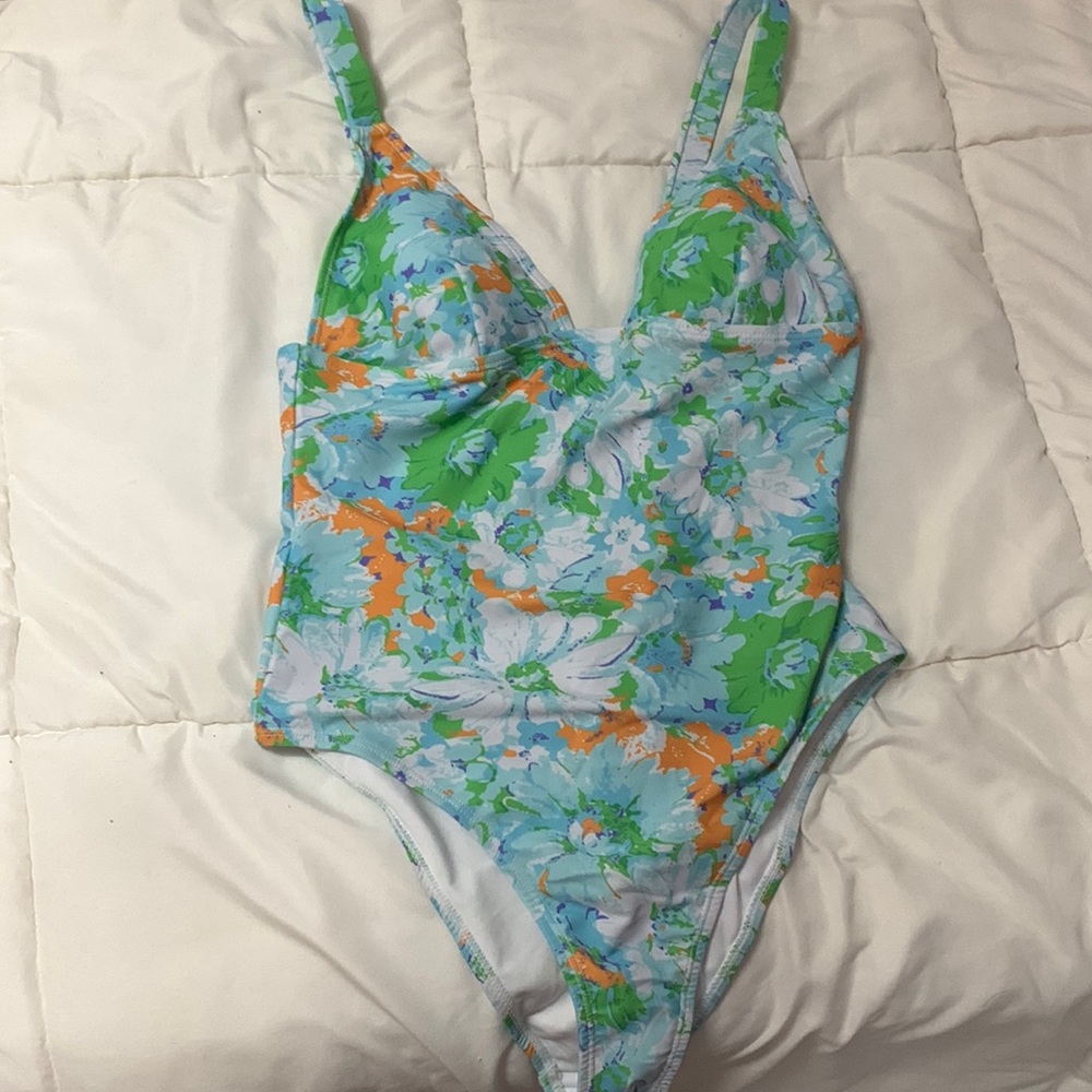 Size M bathing suit